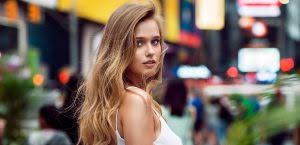 Pour les filles aux cheveux blonds foncés à châtains clairs, je pense que le plus indiqué est le balayage miel car le balayage caramel va vous foncer la crinière, tandis que le miel permet d'éclaircir ses cheveux. Balayage Caramel Pour Qui Sont Faites Les Meches Caramel