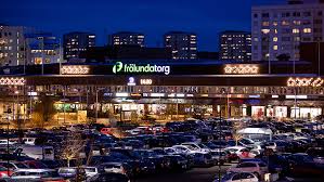 Sommaren 2011 har frölunda torg drygt 200 butiker, restauranger och caféer under samma tak och utgör efter nordstan göteborgs näst största köpcentrum. Nedladdningar Frolunda Torg Goteborg Skanska Se