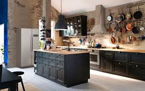 Mur de cuisine composé de 4 armoires hautes avec armoires murales: Cuisine Noir Et Bois Mur Beige Novocom Top