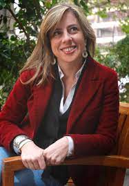 La hija de la opinóloga de extrema derecha, teresa marinovic, teresa zúñiga marinovic, fue galardonada con el premio a mejor alumna de derecho civil en la universidad católica, en una cátedra que es dictada por el padrastro de zúñiga marinovic, ricardo enrique alcalde rodríguez. Teresa Marinovic La Voz Provocadora Que Dispara Contra Moros Y Cristianos Emol Com