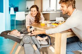 Dein baby sollte in der lage sein, mit wenig unterstützung gut zu sitzen. So Wahlen Sie Einen Hochstuhl Aus