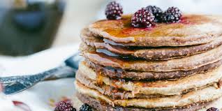 Pancakes Sans Gluten Au Beurre De Cacahuetes Et Leur Sauce Aux Mures Recette En 2020 Crepes Au Yaourt Crepes De Yaourt Grec Pancakes Sans Gluten