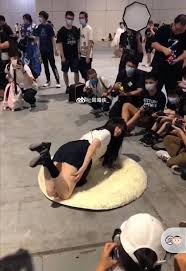 漫展女子穿JK制服摆不雅姿势遭斥，多名男子俯身拍其露底裤照片_女网友