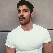 Halit özgür sarı kardeşlerim kadir karakteri ile oyunculuk kariyerini sürdürmektedir. Halit Ozgur Sari Biyografisi Biyografi Sitesi