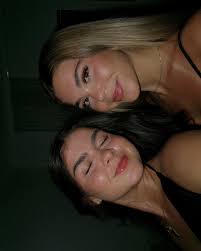 🪩👩🏽‍❤️‍💋‍👩🏼❄️💘