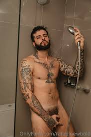 Traplaudo vazado greeted by a stunning and dainty Thai lady