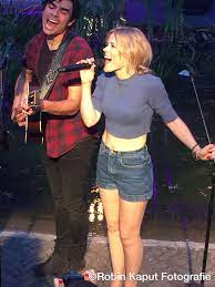 She is a dutch singer and lead singer of the common linnets. Jake Etheridge And Ilse Delange As The Common Linnets Zangeressen Zangers Muziek