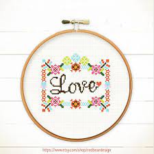 Explore hundreds of beautiful embroidery patterns and cross stitch patterns. Modern Cross Stitch Love In Floral Frame Quote Cross Stitch Funny Cross Stitch Counted Cross Stitch Ponto Cruz Ideias Grafico Ponto Cruz