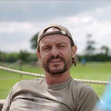 Toen ik mijn vader vertelde dat ik gay ben, ging hij een mes halen om de  eer van de familie te redden'