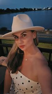 Hello all! Happy to be here and looking forward to meeting all of you at  some point. I'm 65 and a native of Chicago who's been living in Fort  Lauderdale for the