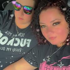 How are people organizing parties in Palia?