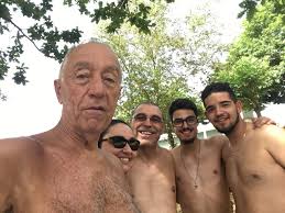 E se o presidente da república está num local com portugueses, dificilmente não existe… uma selfie a comprovar. Marcelo Rebelo De Sousa Faz 70 Anos Saiba Como O Presidente Vai Festejar