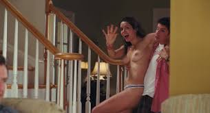Парень заносит пьяную голую девку домой – сцена из фильма «Американский  пирог: Все в сборе» (2012)  eromoment.com