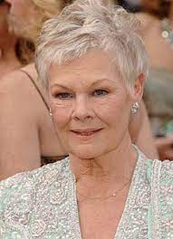 Une coupe courte tout en sensualité. 15 Idees De Coiffures Senior En 2021 Coupe De Cheveux Coupe De Cheveux Courte Cheveux