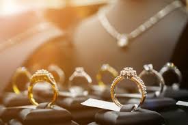 Les bijoux reçus en héritage ont en effet une telle valeur sentimentale qu'il reste plus difficilement concevable de s'en séparer, sauf nécessité absolue. Achat Bijoux Ancien A Geneve Suisse Vendre Ses Bijoux