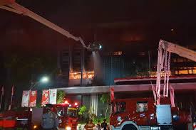 Isi ulang refill alat pemadam api ringan apar. Sudah 5 Jam Kebakaran Di Gedung Kejaksaan Agung Belum Padam