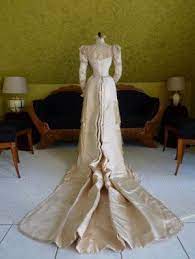 Weitere ideen zu viktorianischer schmuck, schmuck, drachen schmuck. Viktorianisches Hochzeitskleid Ca 1895 Www Antique Gown Com Vintage Hochzeitskleid Antike Brautkleider Historisches Kleid