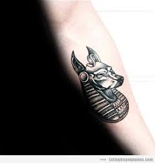 Los tatuajes forman parte de la historia de egipto, se han encontrado momias de hace más de 2.000 años con tatuajes. Tatuajes Pequenos De Hombre Y De Mujer Inspirados En El Antiguo Egipto Tatuajes Pequenos