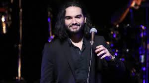 Ο χρήστος μάστορας, ο πολυτάλαντος frontman του συγκροτήματος meλιsses, πρωταγωνιστεί σε ακόμα μία μουσική έκπληξη και μας παρουσιάζει το «δεν έχω ιδέα»! Allagh Sto Styl Toy Kanei O Xrhstos Mastoras