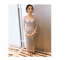 Kain pelapis yang digunakan bervariasi, tergantung selera anda. 25 Aneka Model Kebaya Brokat Modern Untuk Perempuan Bertubuh Mungil Updated Bukareview