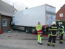 Halle haus lkw ab 169.000 €, fast 5% rendite möglich mit gewerbeobjekt in schutterwald geschäftsführerwohnung, gewerberäume, lkw & pkw halle, überdachte freifläche, 6 garagen. Familie Und Radfahrer Entgehen Katastrophe Lastzug Bohrt Sich In Haus Bei Hamburg Mopo