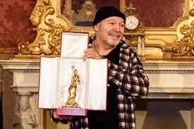 Il tributo imolese al rocker di zocca. Vasco Rossi Is Moved To Receive The Golden Neptune Of Bologna I Am Honored And Happy Ruetir