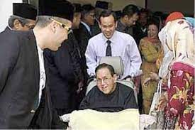 Sultan ismail petra ibni almarhum sultan yahya petra yang sering gering menyebabkan baginda tidak dapat menjalankan daripada tugas mentadbir negeri menyebabkan anakanda baginda, yang teramat mulia tengku mahkota kelantan tengku muhammad faris petra ibni sultan lsmail petra naik tahkta sebagai sultan kelantan yang baharu menggantikan baginda. There Was A Huge Family Tussle Back In 2009 And It Involved The Sultan Of Kelantan