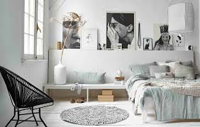 King size beds may seem like they are hard to create a head board for, but they are really no different that any other size of bed. 35 Amazing Solutions For Bedroom Headboard Alternatives