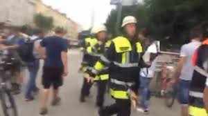 Nach dem amoklauf von münchen gibt es lange zuschauerbeschwerden. Munchen Polizei Identifiziert 18 Jahrigen Als Mutmasslichen Tater Zeit Online