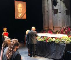 В москве состоялась церемония прощания с василием лановым, который умер в 87 лет от осложнений, вызванных коронавирусом. Nracjiltb26fbm