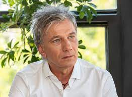 A képen egy hölgy integet vissza ránk, aki egyébként gábor kolléganője, és anettnek hívják. Bochkor Gabor Adasban Szembesitette Az Exet Egy Regi Titokkal Ripost