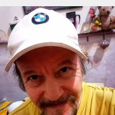 Cada persona tiene una inteligencia general, pero existen diferentes tipos  de inteligencia: lógico-matemática, espacial, quinestésica… Hay dos que son  clave para el éxito en la vida: la primera es la inteligencia intrapersonal,