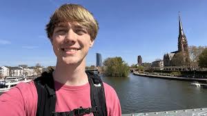 Thief Erome Greets the Door in a Sexy Dress - Seductive