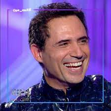 12 celebrity performers wear costumes to conceal identities. Ø¸Ø§ÙØ± Ø¹Ø§Ø¨Ø¯ÙŠÙ† ÙŠÙØ§Ø¬Ø¦ Ø§Ù„Ø¬Ù…Ù‡ÙˆØ± Ø¨ÙƒÙˆÙ†Ù‡ Ø§Ù„Ø£Ø³Ø¯ ÙÙŠ The Masked Singer