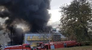 Colonne di fumo e lingue di fuoco alte tre metri su san silvestro. Pescara Incendio Devasta Fabbrica Di Plastiche Allarme Per L Alta Nube Nera Il Sindaco Chiudete Le Finestre
