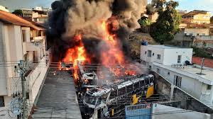 Alerta foi dado pelas 18h15. Incendio Atinge Garagem E Destroi Dez Onibus Em Bh Video Mostra Suspeito Entrando No Local Minas Gerais G1