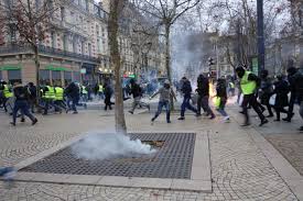 Environ 150 personnes sont présentes. File Fuite Des Manifestants Gilets Jaunes Devant La Police A Saint Etienne Jpg Wikipedia