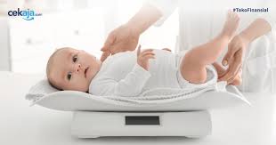 Bayi baru lahir normal adalah bayi yang lahir dengan umur kehamilan 37 minggu sampai 42 minggu dengan berat lahir 2.500 gram sampai 4000 gram, cukup bulan, langsung menangis dan tidak ada cacat bawaan, serta ditandai dengan pertumbuhan dan perkembangan yang cepat. Standar Berat Badan Bayi Ideal Mulai Dari Usia 0 12 Bulan
