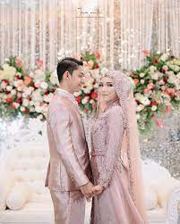 Makan bakso di pelaminan kaki diangkat, tulis sang suami di caption video. 25 Inspirasi Gaun Pengantin Muslimah Yang Modern Updated 2021 Bukareview