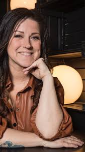 Marie-Élaine Thibert revient sur sa première rencontre avec Céline Dion...  qui a failli mal tourner! 😧😳 Pour écouter l’épisode complet de «Prochain  numéro», rendez-vous sur notre site! #prochainnumero ...