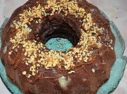 Quindi , dopo aver preso circa 70gr d'impasto ho fatto dei cordoncini che ho chiuso all'estremità a formare delle ciambelle e le ho sistemate negli stampini per. Ricetta Ciambellone Al Cioccolato Con Granella Di Nocciole Dolcidee