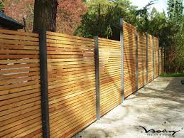Trouvez le magasin le plus proche de chez vous et fleurissez joliment votre jardin grâce à notre collection : Clotures De Jardin En 59 Idees Captivantes Cloture Jardin Jardin Moderne Amenagement Jardin