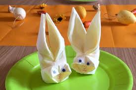 Comment conserver les décorations de noël. Pliage De Serviette En Forme De Lapin