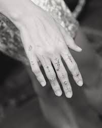 Hailey Baldwin Bieber Op Instagram Dr Woo Via Instagram New Hand Adornments For Haileybieber Hi Hand Tattoos Cool Small Tattoos Tattoo Spots