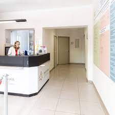 Nata tra il 1068 e il 1970, dal 1971 è de facto il presidio ospedaliero della. Privatklinik St Anna Medizinzentrum Chirurgiezentrum Und Stationarer Aufenthalt In Meran