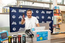 Kinder von der straße holen. Lukas Podolski Und Dm Drogerie Markt Launchen Pflegeprodukte News Collection 991004