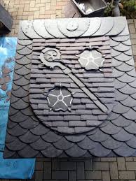 Gerb Vypolnen Iz Prirodnogo Kamnya Krovelnyj Slanec Rabota Nemeckih Krovelshikov Schiefer Dach Naturschiefer Holzschindeln