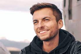 Sein gottvertrauen gibt ihm kraft in dieser schweren zeit, zweifel an einer höheren macht kommen ihm trotz seines schweren schicksals nicht. Philipp Mickenbecker Youtuber Geht Auf Abschiedsreise Mit Freunden Gala De