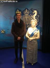 Se mută la londra din cauza războiului și aici continuă să sculpteze în ceară și creează primul muzeu la care intrarea costa 6 pence. Muzeul Figurilor De CearÄƒ Madame Tussauds Viena Impresii PÄƒreri RecomandÄƒri Muzeul Figurilor De CearÄƒ Madame Tussauds Amfostacolo Amfostacolo