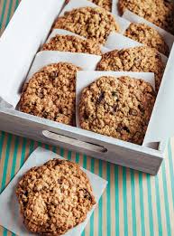 Galettes A L Avoine Et Aux Raisins Ricardo Recipe Desserts With Biscuits Food Desserts